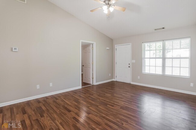Foto del edificio - 63 Mineral Springs Ln