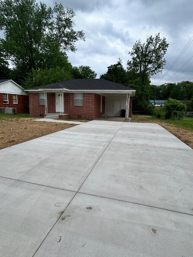 Building Photo - "Charming 3-Bed Home with 1.5 Baths on Vine Street – Perfect Blend of Comfort and Convenience in ...