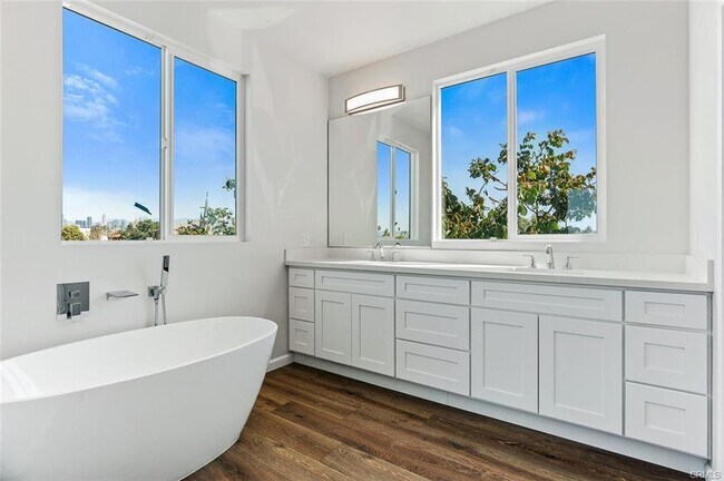 Foto del edificio - 136 W 48th St