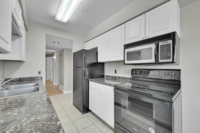 Building Photo - $1,650.00 - 2 Bedrooms, 1.5 Bathrooms Condo in Aurora with Cozy Fireplace!
