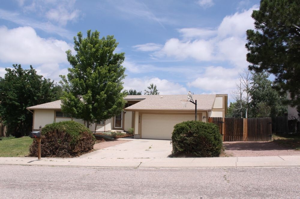 Foto principal - 5 Bedroom / 3 Bath Ranch with A/C