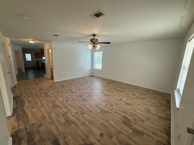 Building Photo - Gulf Breeze - 2 bedroom, 2 bathroom - lawn...