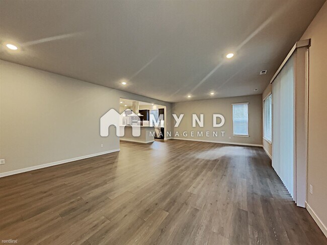 Building Photo - 5 br, 3 bath House - 10924 33rd Pl NE