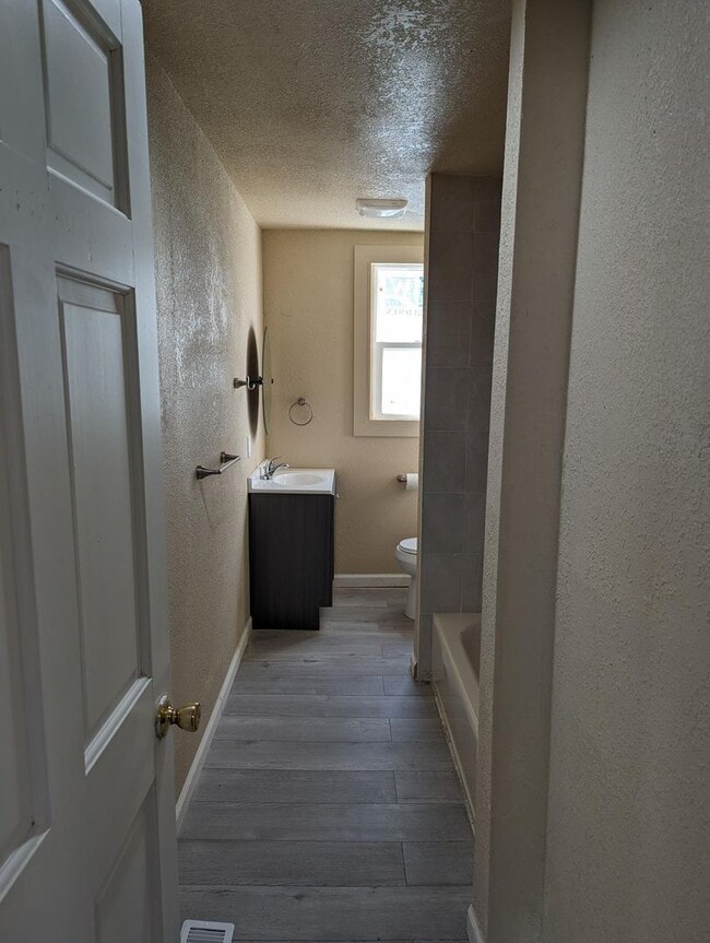 Foto del edificio - 2 Bedroom House Available