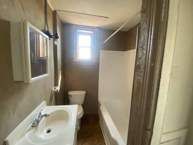 Foto del edificio - 447 Sharon Ave