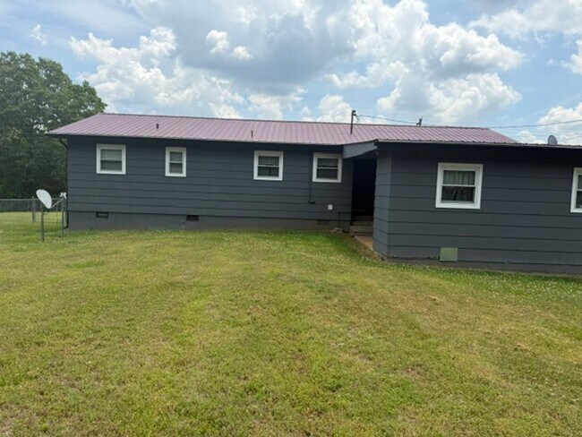 Foto del edificio - Loudon 37774 - COMING SOON! Available  by June 15th! 3 bedroom, 1 bath home - Contact Linda Meese...