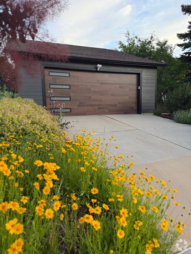 Building Photo - 226 Lois Dr