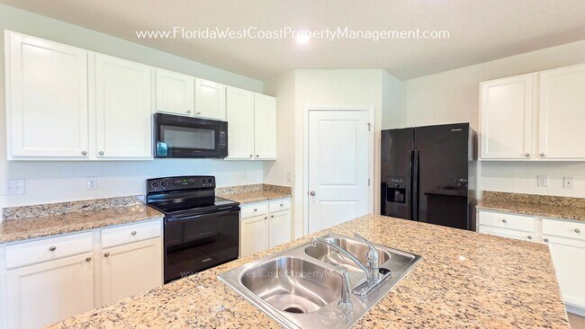 Foto del edificio - MOVE IN READY ! 4 BEDROOM/2 BATH! TILE- LVP THROUGHOUT! LAWN MOWING INCLUDED!