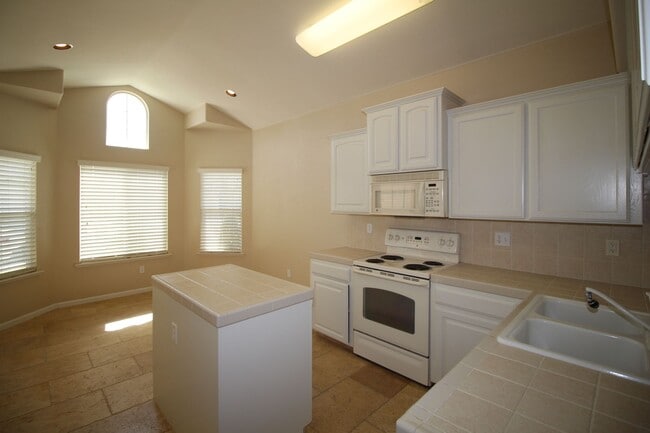 Building Photo - 10793 N Tea Party Ln