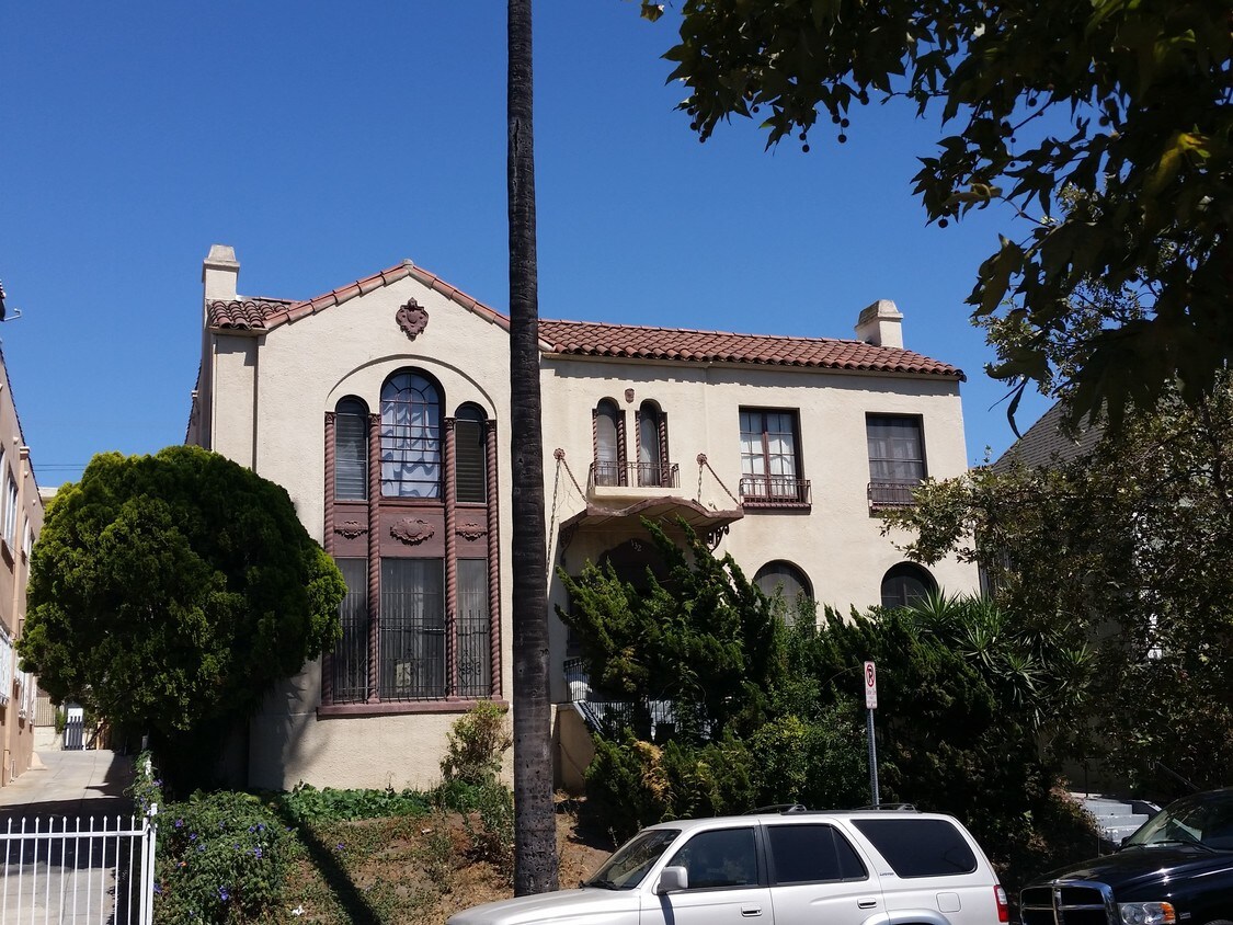 Building Photo - 132 S Kenmore Ave