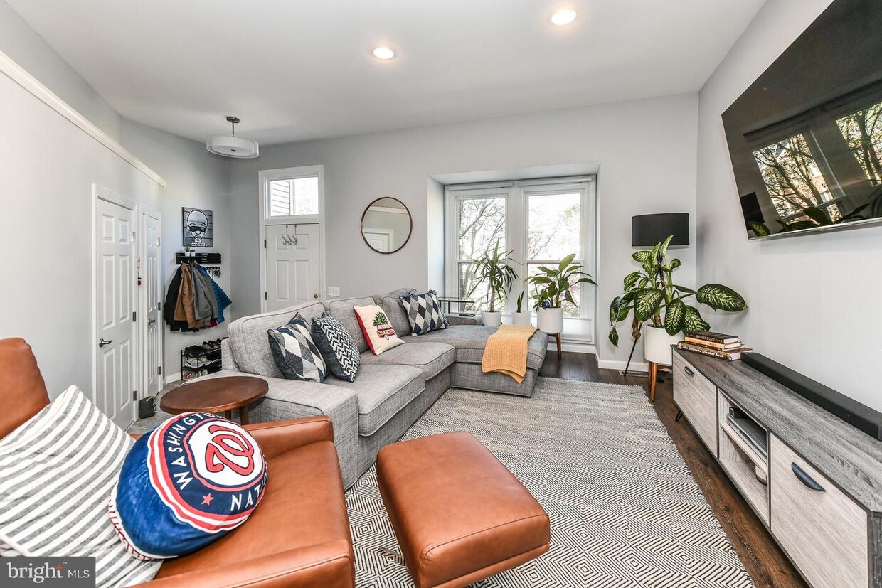 Foto principal - 5566 Jowett Ct