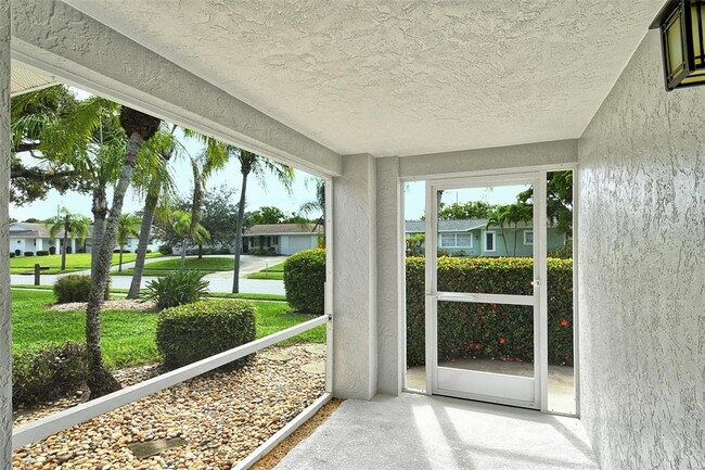 Building Photo - 6722 Roxbury Dr