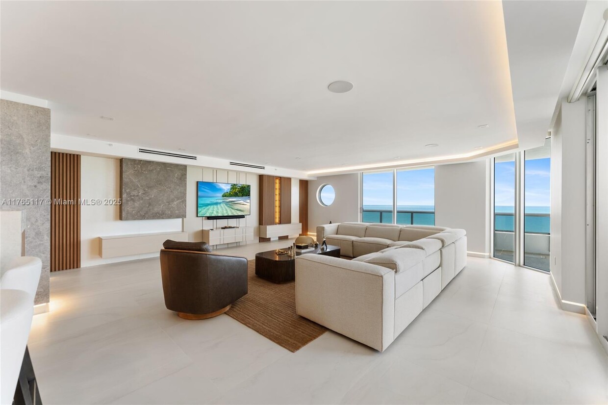 Foto principal - 5801 Collins Ave