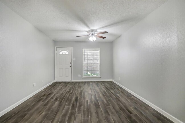 Building Photo - 190 W Tri Oaks Ln