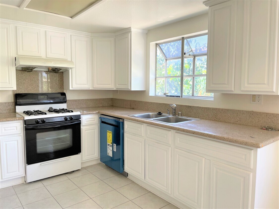 Kitchen - 11052 Lower Azusa Rd