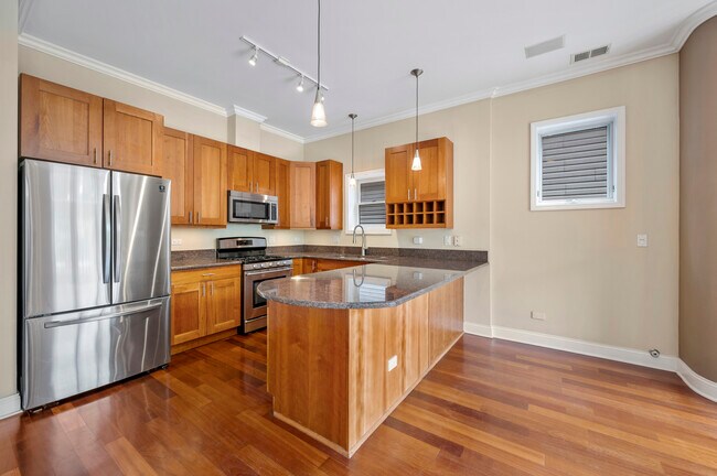 Foto del edificio - 2448 W Bloomingdale Ave