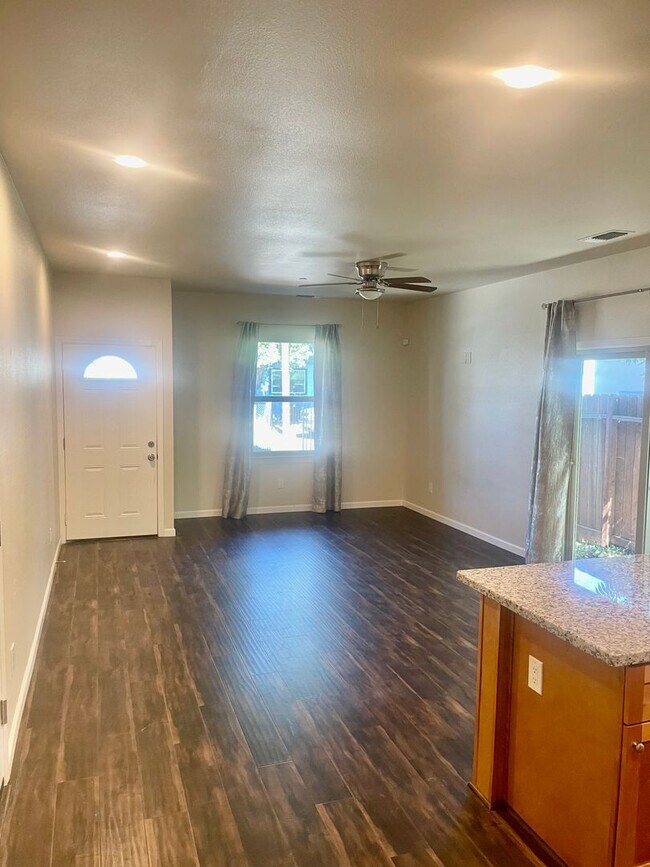 Building Photo - Fabulous 4 Bd 2 Bath home in lovely Sac Ne...