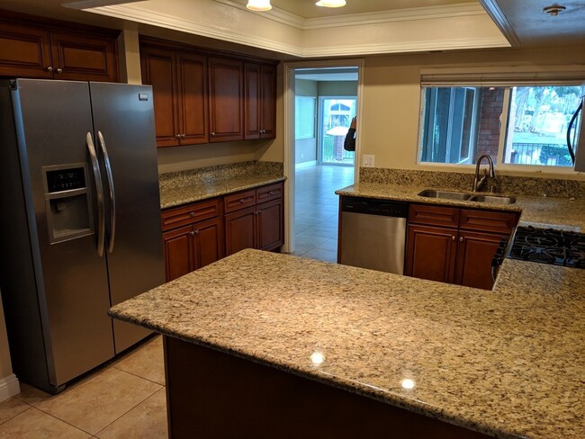 Foto del edificio - Beautiful 5 bedroom 2.5 bathroom sitting r...
