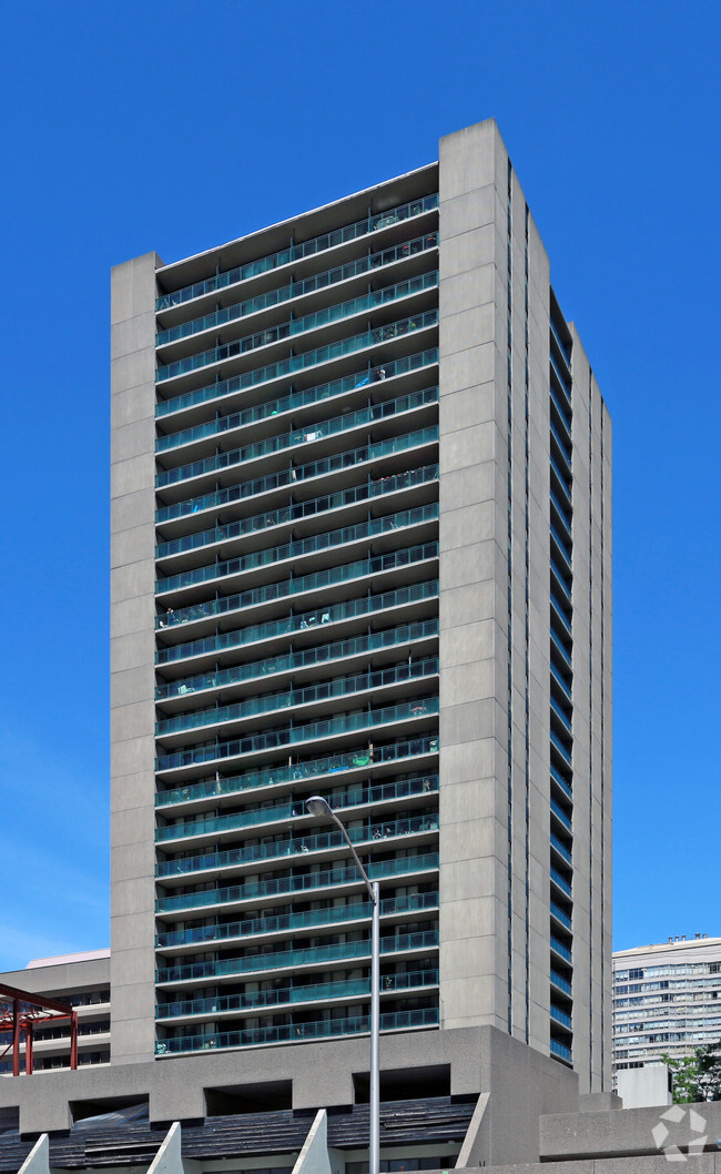 Photo du bâtiment - Sheppard Centre Apartments