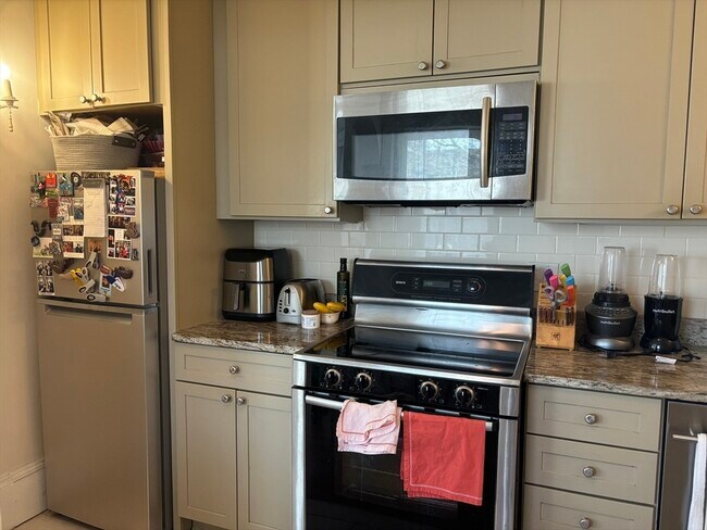 Building Photo - 1070 Beacon St