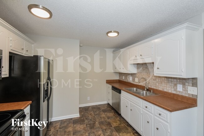 Building Photo - 3890 MacKenzie Dr