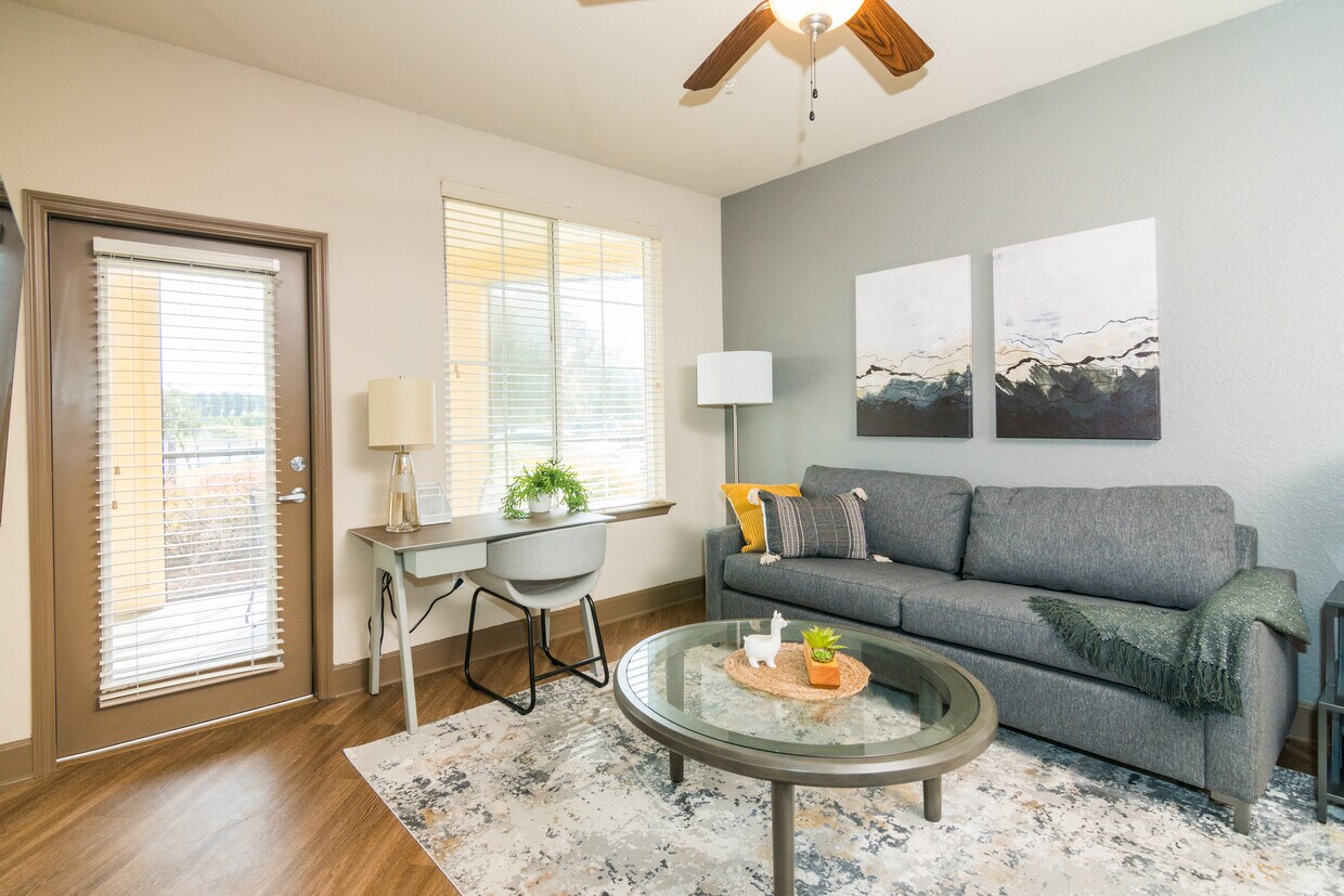 Foto principal - 9703 Avellino Ave