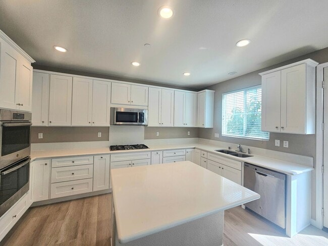 Building Photo - Gorgeous Spacious 3-Bedroom Home Now Avail...