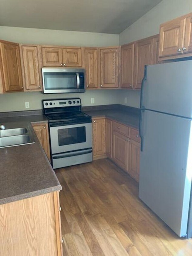 Foto principal - $1700 - 3 Bedroom, 2 Bathroom Townhome - Garage and Large Yard!