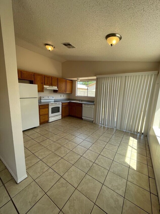 Foto principal - READY TO VIEW NOW! -Brand New Carpet & Pai...