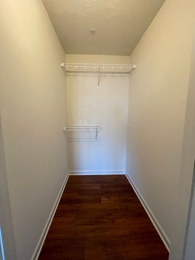 Foto del edificio - Top Floor One Bedroom Garden Apartment