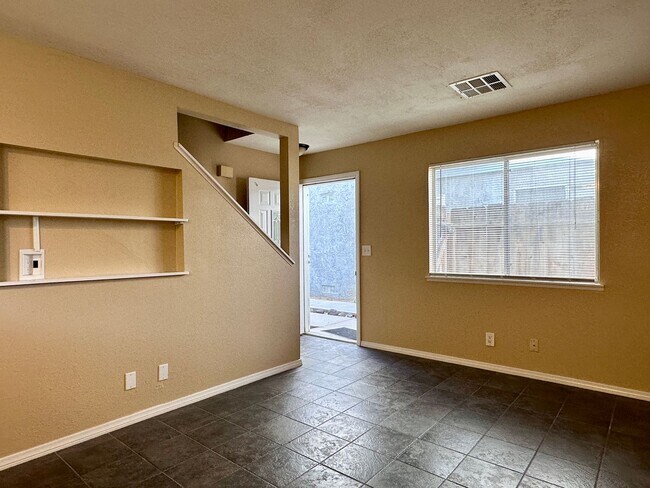 Foto del edificio - AVAILABLE NOW!!