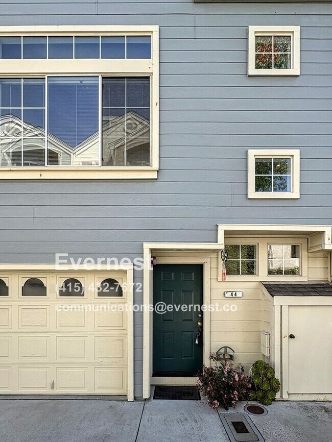 Foto del edificio - Lovely 2-Bedroom Townhome: Comfort and Con...