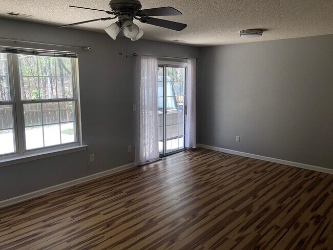 Foto del edificio - Room for Rent in 3 Bedroom Home at Northla...