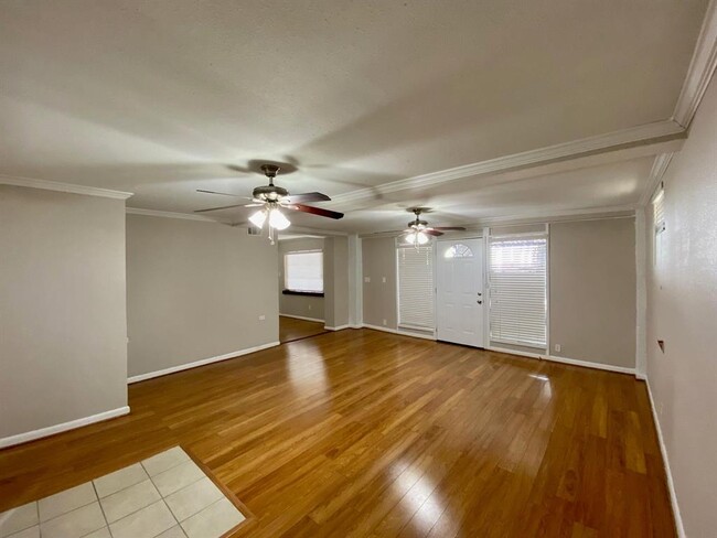 Building Photo - 2616 Greenbriar Dr