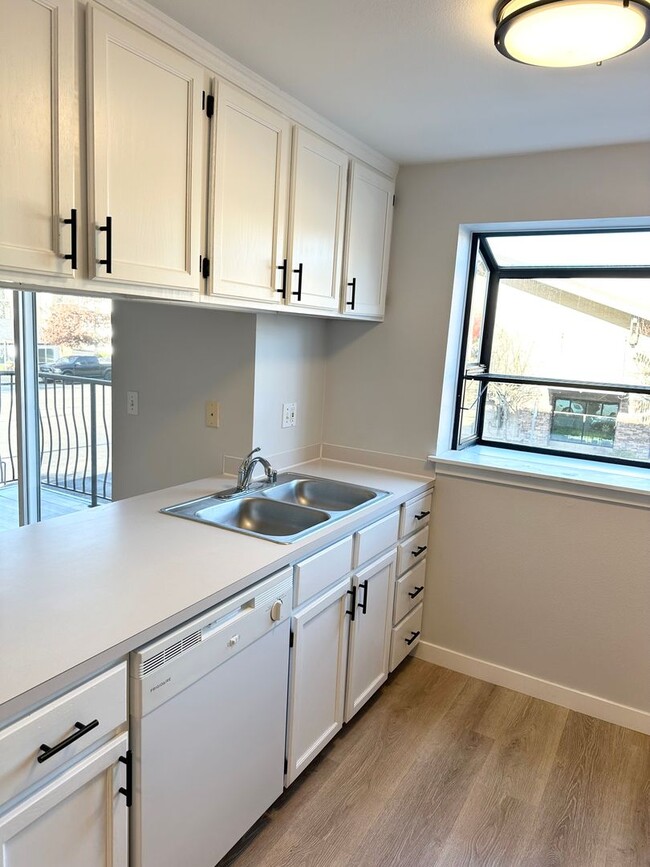 Foto del edificio - Sunny and Bright 1 bedroom, 1 bathroom Con...