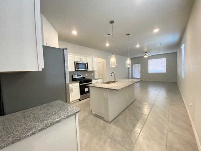 Building Photo - MUST SEE - 3BR/2Bath/Single Story