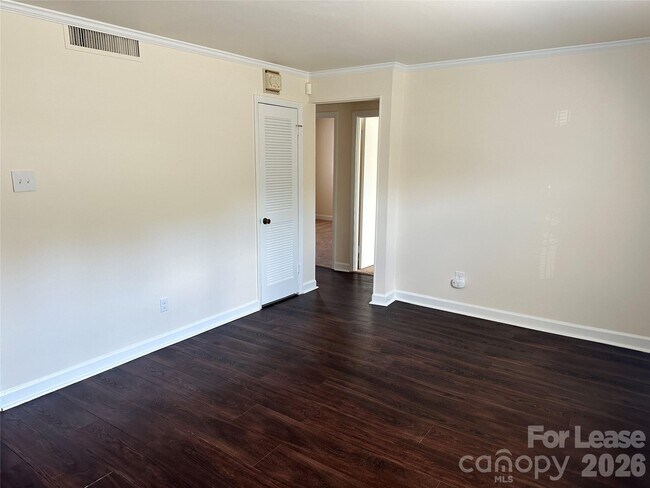 Foto del edificio - 920 McAlway Rd