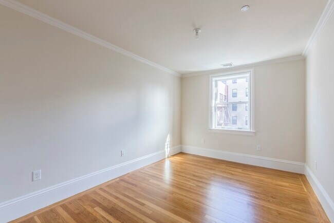 Building Photo - 102 Beacon St