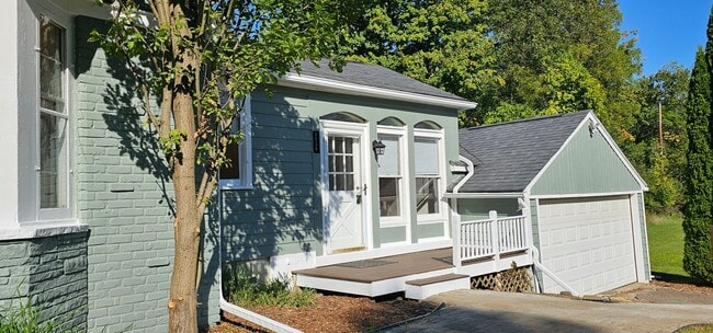 Building Photo - Amazing House with Large Lot in Franklin Village