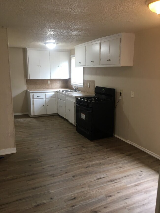 Building Photo - 1624 Elm Dr