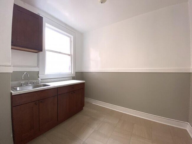 Building Photo - bedroom in San Francisco CA 94109