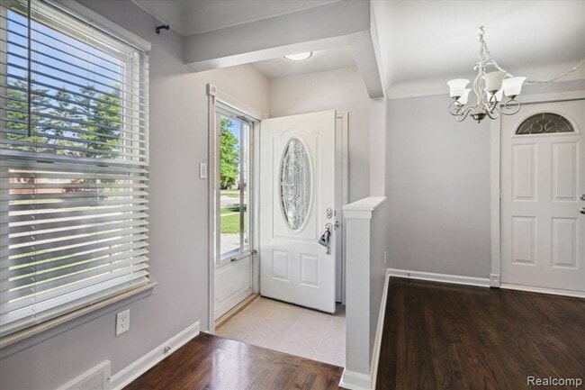 Building Photo - Welcome to this beautiful 3 bedroom, 1 bat...