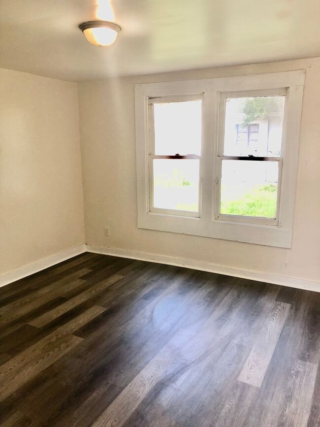Building Photo - **Gorgeous  (3BR/1BA) Lakeland "Dixieland"...