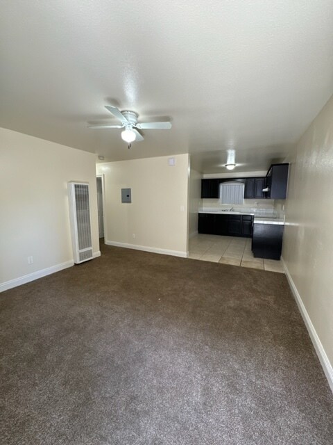 Foto del edificio - 353-355 E Gage Avenue