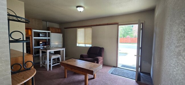 Building Photo - Room for rent with private entrance
