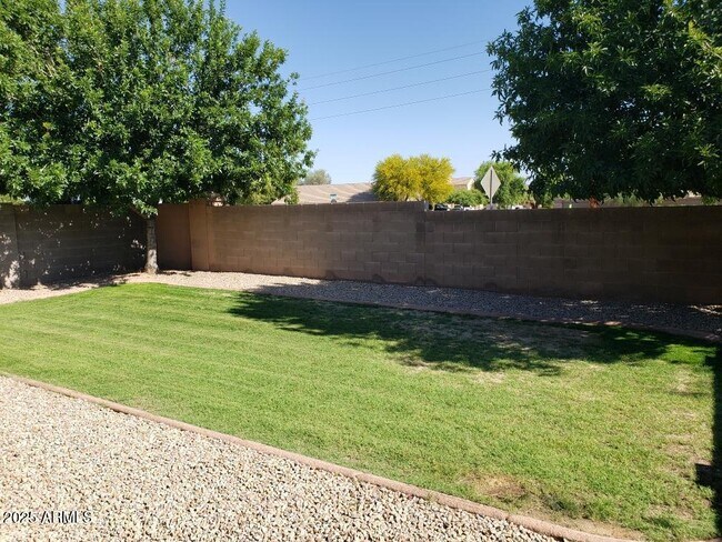 Foto del edificio - 1168 W Desert Hollow Dr