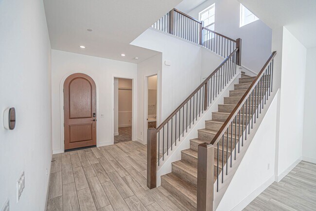 Building Photo - 5 Bedroom Home for Rent in Santa Clarita!
