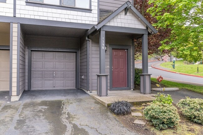 Building Photo - TROUTDALE-EDGEFIELD STUNNER!!! END UNIT TO...