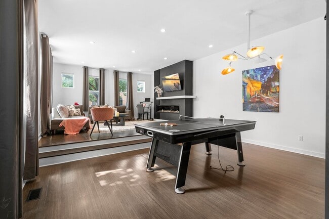 Building Photo - 4 Bedroom / 3 Bathroom Modern Contemporary...