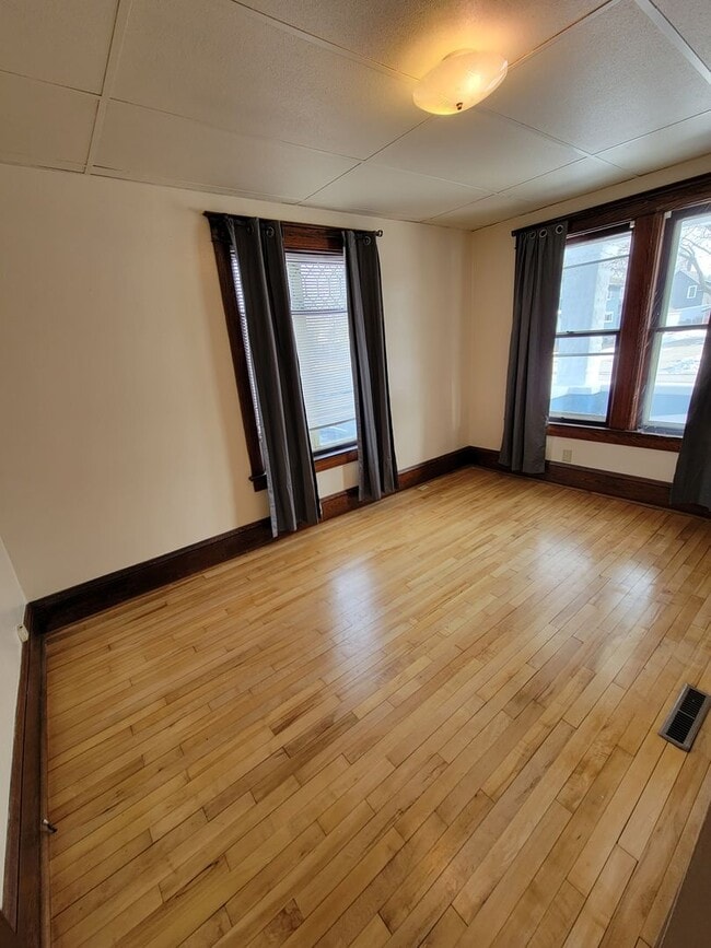 Building Photo - 543 N Division St